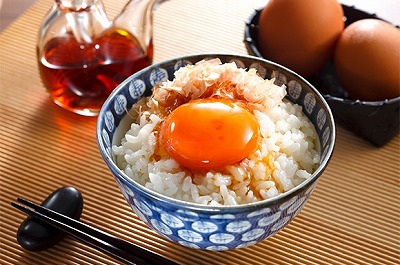 【画像】料理素人のおじいちゃん、チャーハンを卵かけご飯から作ってしまうwww
