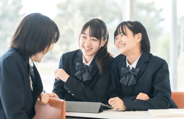【女子高】ネット民「女性の集団では男役と女役が発生し、女役がテイカーばっかで男役が疲弊して終わることが多い」