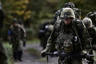 自衛隊「水分補給は制限します、エアコンも禁止です」→訓練中に熱中症で隊員死亡