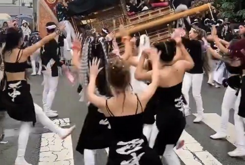 【動画】南大阪のだんじり、山車の周りでギャルが踊り狂うレベチの地域だったwww