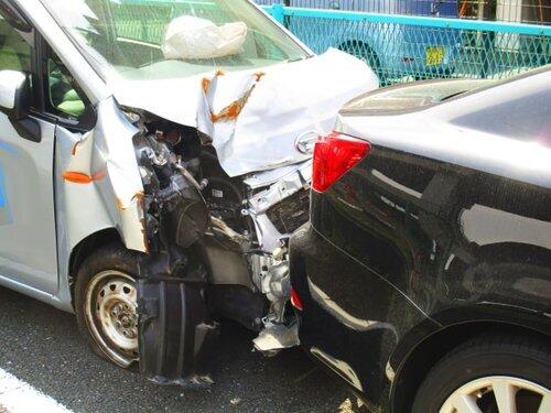 【悲報】納車1カ月なのに突っ込んできたガキのハイエースに破壊されてしまう