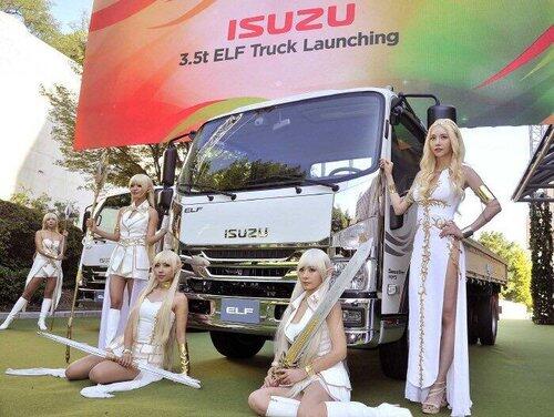 【画像あり】いすゞの納車式、セクシーすぎるwww