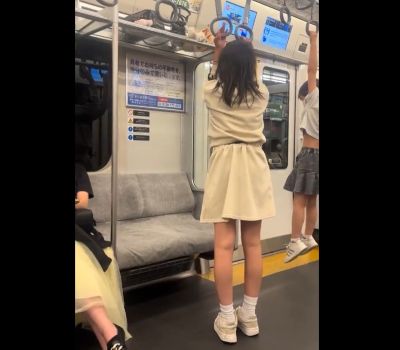 【動画】電車のつり革で少し遊んだだけの美少女たち、晒されるwww