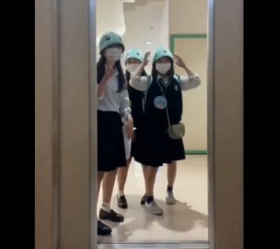 【動画】屁こき爺、JKのトラップに引っかかるwww
