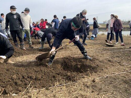 【朗報】毎日スコップで3時間穴を掘って、3時間かけて埋める仕事(日当2.5万円)←やりたい？www
