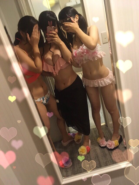 【画像】プールに遊びに来た巨乳JKがエッチ過ぎるwww