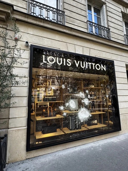 【悲報】フランスの暴徒、ハイブランド店を襲撃するも失敗に終わるwww