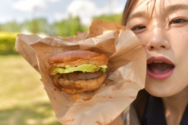 【画像あり】美人YouTuberが水着姿で爆食した結果www