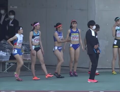 【動画】女子高校生陸上でまさかの乳首ポロリが激写される放送事故www