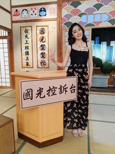 【画像】ベンツ売りのお姉さん、あまりに美人で納車式で目立ちすぎてしまう
