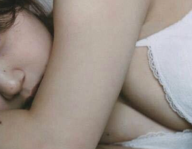 【画像】北欧、ベッキー似のムチムチ美女がドスケベ水着にwww