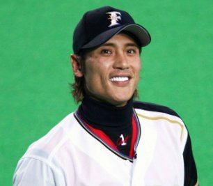 【画像】新庄剛志さん、エッチなオヘソに擬態してしまうwww
