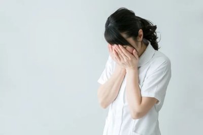 【悲報】介護士さん、給料が少なすぎて発狂…