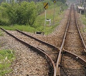 【悲報】東武鉄道４人死亡事故の見張員「列車到着3分前です」指揮官「ほーん…」見張員「作業辞めないとだけど怒られるの嫌だから黙ってました」