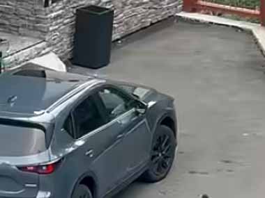 １台の車にゆっくり近づく不審者がいた。もしかして車上荒らし？ → 器用にこうします…