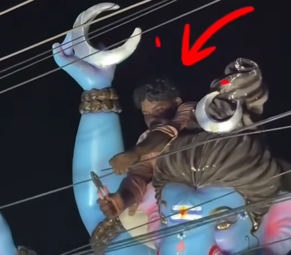 【朗報】インドのお祭り、邪魔な謎の紐を華麗に突破www