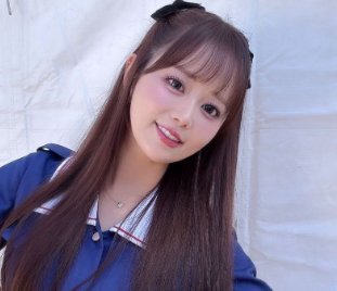 【画像】巨乳声優(39)、制服コスプレを披露www
