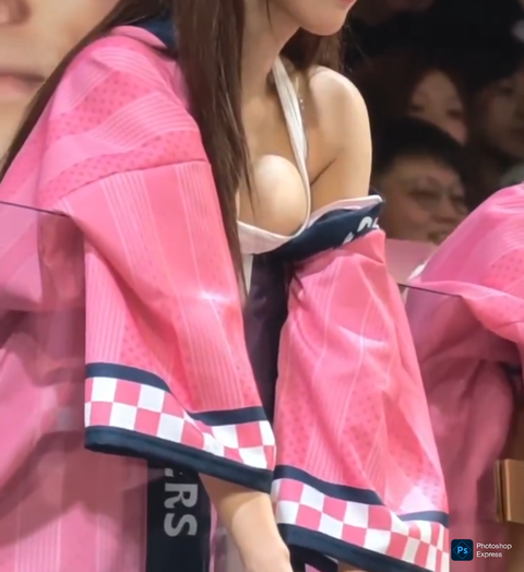 【動画】人気AV女優さん「乳首みえてるけど、気づかんふりしとこ」