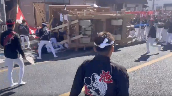 【閲覧注意】岸和田のだんじり祭で1人死亡した時の映像・・→