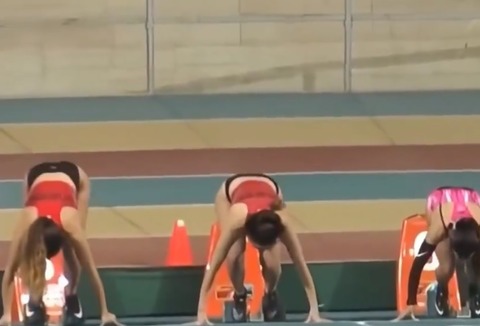 【動画】海外の女子陸上選手、お尻丸出しで走ってしまうwww