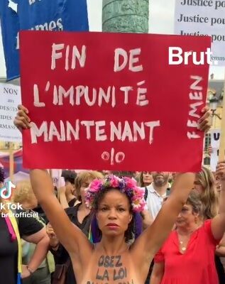 【悲報】フランス人女の子さん、おっぱい丸出しで抗議デモwww
