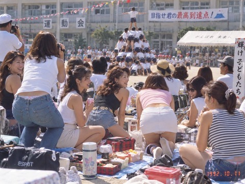【画像】運動会でママさんがパンチラwww