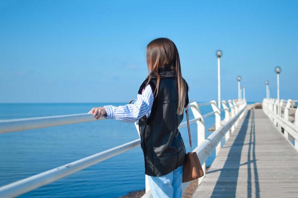 嫁の浮気で離婚。しかし…　元嫁「（俺親）の養女にしてください！」俺親「再婚すれば？」元嫁「貴方への愛情は絶対のモノ、償わせて欲しい」　間男のアソコに忠誠を誓っている過激な動画を見せられた後では、な….,,