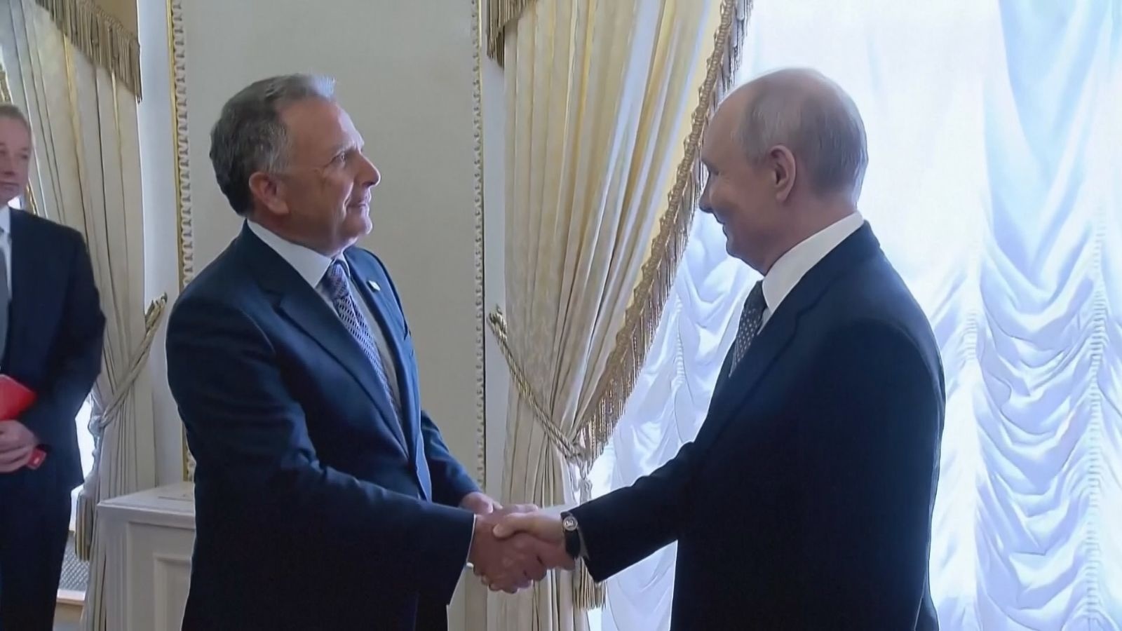 アメリカさま「プーチンさま、あなたは人道主義者です、称賛し敬意を表し感謝します」