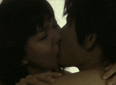 【GIF画像】この多部未華子のセ●クスシーンが流石にエ□すぎる！これはもう無限に抜けるレベル！