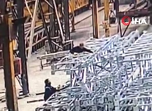 【動画】工場の事故。鋼鉄製品の下敷きになった男性が死亡した事故。