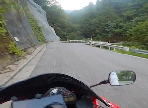 【動画】下手というレベルじゃない対向車に突っ込まれかけたバイク乗りの車載。