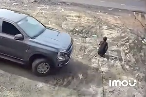 【動画】なんだこれ。色々とおかしいベトナム人の交通事故。