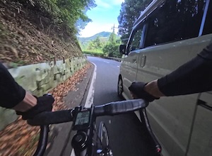 【動画】酷すぎワロタ。道志みちで嫌がらせのような追い越しをされた自転車乗りの車載。