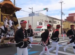 【動画】岸和田では救急車よりだんじりが優先されてしまう。