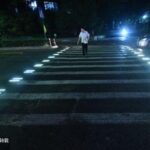 【動画】中国の「光る横断歩道」がすごい。歩行者が近づくと点灯し、信号が青になると青く、赤になると赤く発光